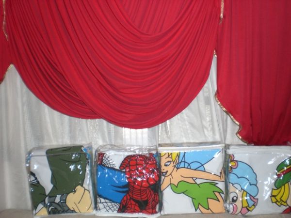 Cortinas infantis e cortinas para cozinhas e capas de sofas